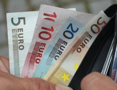 Κύμα αγωγών από συνταξιούχους μετά την απόφαση του ΣτΕ για τα κομμένα δώρα - Κυβέρνηση: «Χάνετε τον καιρό σας»